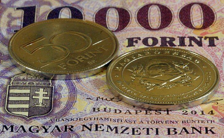 Beleolvadt az aszfaltba a forint