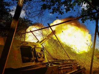 Az ukrán tüzérség tüzel Bahmut irányába Kelet-Ukrajnában 2023. június 21-én. Fotó: EPA/STRINGER