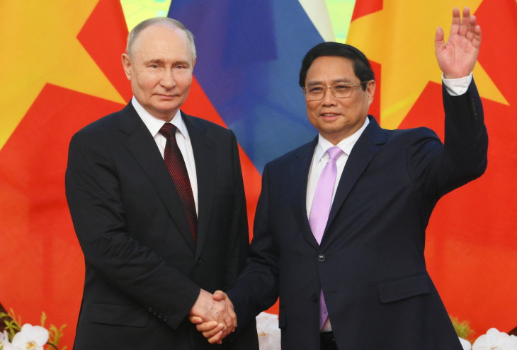 Vlagyimir Putyin orosz elnököt fogadja Pham Minh Chinh vietnami kormányfő a hanoi miniszterelnöki hivatalban 2024. június 20-án 