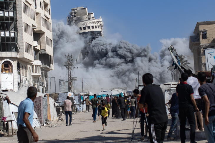 Izraeli légicsapás nyomán összeomlik az ar-Roja toronyház Gázaváros nyugati részén 2025. szeptember 8-án 