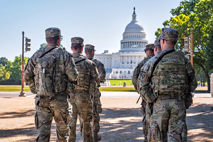 A Nemzeti Gárda fegyveres tagjai járőröznek az amerikai törvényhozás, a kongresszus washingtoni épülete, a Capitolium közelében 2025. augusztus 26-án. 