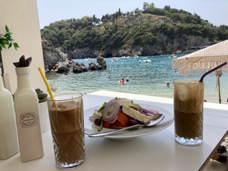 Frappé és görög saláta Paleokastritsa híres strandján. Fotó: Privátbankár/Kormos Olga