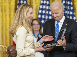 Laurene Powell Jobs és Joe Biden