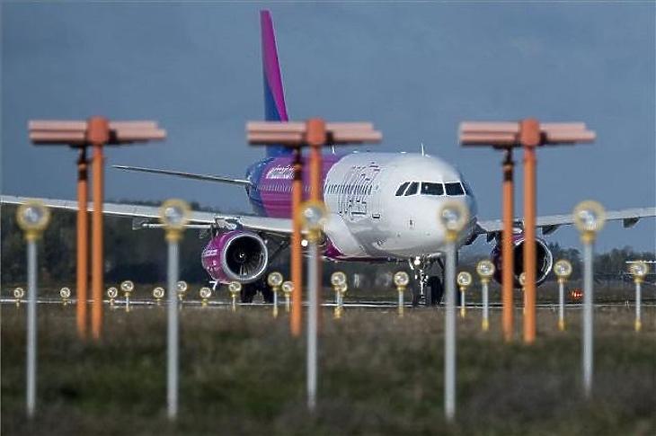 Egy Wizz Air-gép a debreceni repülőtéren. Illusztráció. (Fotó: MTI)
