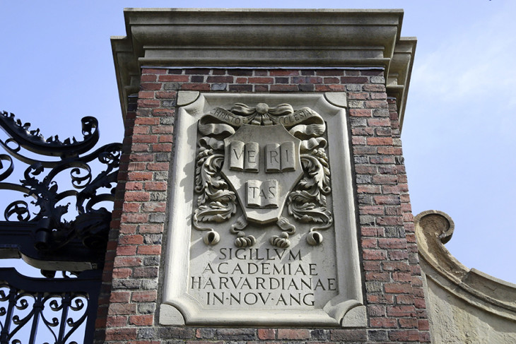 A Harvard Egyetem kapuján látható relief a Massachusetts állambeli Cambridge-ben