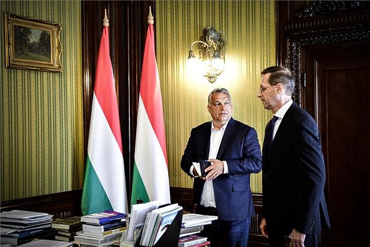 A Miniszterelnöki Sajtóiroda által közreadott képen Orbán Viktor miniszterelnök (b) Varga Mihály pénzügyminiszterrel egyeztet az idei és a jövő évi költségvetésről valamint a gazdaságvédelmi akcióterv végrehajtásáról a PM épületében 2020. május 11-én. MTI/Miniszterelnöki Sajtóiroda/Benko Vivien Cher