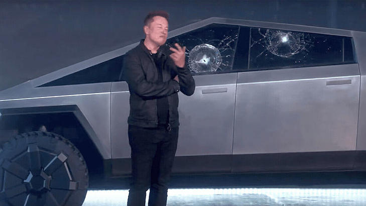 Musk a 2019-es bemutatón, a fémgolyóval betört golyóálló üveg előtt - nem ez volt a legnagyobb lódítása. Fotó: Youtube