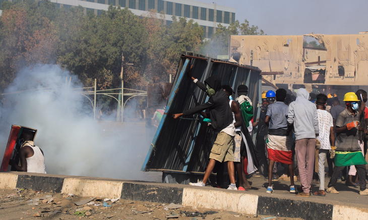 Tűzharc füstje lengi be a szudáni fővárost, Kartúmot. Fotó: MTI/EPA/STRINGER