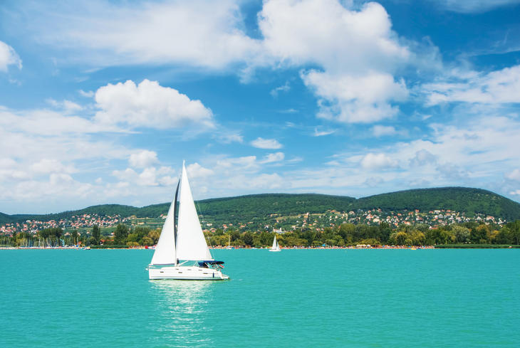 Ezúttal egy szállodás világcég épít újabb betonszörnyet a Balatonnál