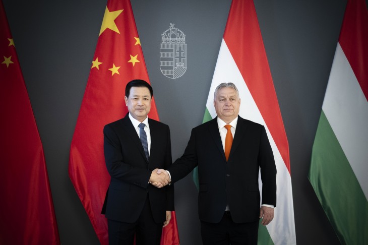 Orbán Viktor miniszterelnök fogadja Vang Hsziahongot, a Kínai Népköztársaság államtanácsosát, közbiztonsági miniszterét (b) a Karmelita kolostorban 2024. február 16-án - e kínai minisztérium egyik osztályának legfőbb feladata a disszidens, másként gondolkodó kínaiak levadászása