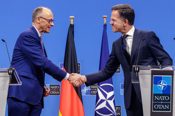Friedrich Merz és Mark Rutte kezet fog a NATO brüsszeli székházában tartott sajtótájékoztatójukon 2025. május 9-én
