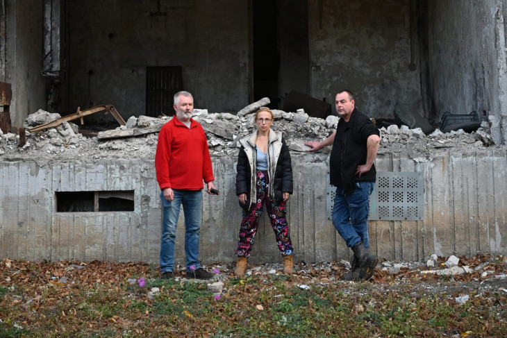 Ivo, Petra és Nikola egy szétlőtt ukrajnai épület előtt 