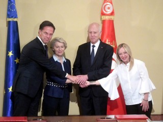 Mark Rutte holland miniszterelnök, Ursula von der Leyen, az Európai Bizottság elnöke, Kais Saied tunéziai elnök és Giorgia Meloni olasz kormányfő Tuniszban 2023. július 16-án. Fotó: EPA/TUNISIA PRESIDENCY