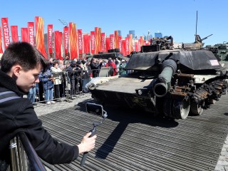 Ukrajnában zsákmányolt amerikai M1 Abrams tank egy kiállításon Moszkvában 2024. május 3-án 