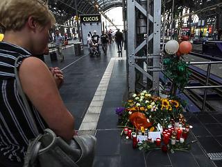 A nap képe: így gyászolják Németországban a vonat alá lökött kisfiút 