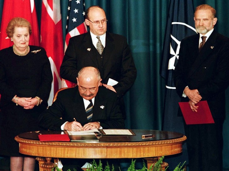 Martonyi János külügyminiszzer 1999-ben írta alá a NATO dokumentumok letétbe helyezését. Fotó: MTI/EPA/John Rutroff)
