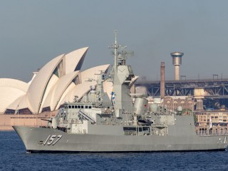 Ausztrál hadihajó a Sydneyben. Fotó: Depositphotos
