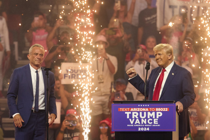 Robert F. Kennedy független elnökjelölt végül beállt Donald Trump mögé – a független szavazók mintegy harmada ugyanakkor még nem döntött    
