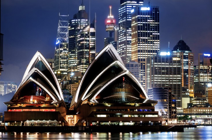 Új-Dél-Wales vasárnaptól április 15-ig, hétfőig félárbocra engedi az ausztrál és a bennszülöttek zászlóit a legfontosabb nevezetességeken, a Sidney-i Operaház vitorláit feketén világítják meg hétfőn