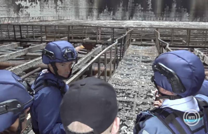 Rafael Grossi, a NAÜ főigazgatója nézi az okozott kárt az orosz megszállás alatt álló zaporizzsjai atomerőmű egyik hűtőtornyában a délkelet-ukrajnai Enerhodarban 2024. szeptember 4-én