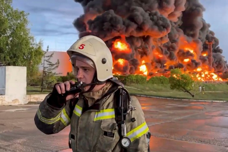 Egy tűzoltó a lángoló szevasztopoli üzemanyagraktár előtt a Krím-félszigeten 2023. április 29-én. Fotó: EPA/SEVASTOPOL GOVERNOR TELEGRAM