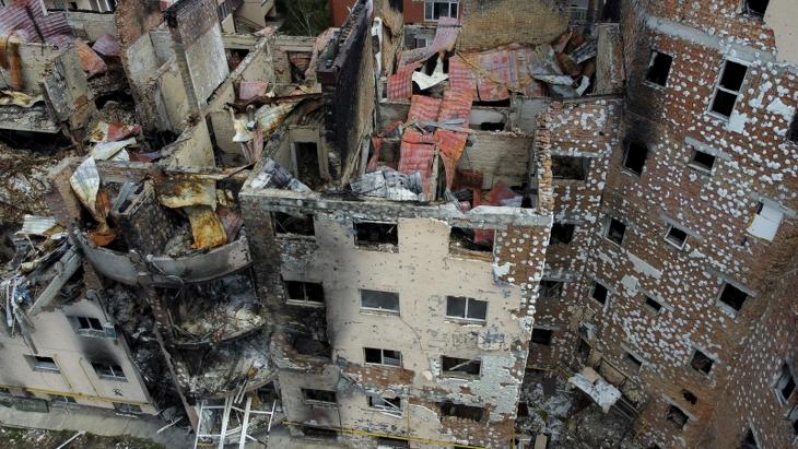 Orosz támadásokban megrongálódott lakóépületek a Kijev közelében lévő Irpinyban 2022. május 26-án. Fotó: MTI/AP/Natacha Pisarenko