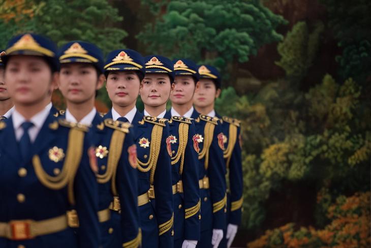 A kínai Népi Felszabadítási Hadsereg (PLA) díszegységének tagjai. Fotó: MTI/EPApool/Nicolas Asfouri