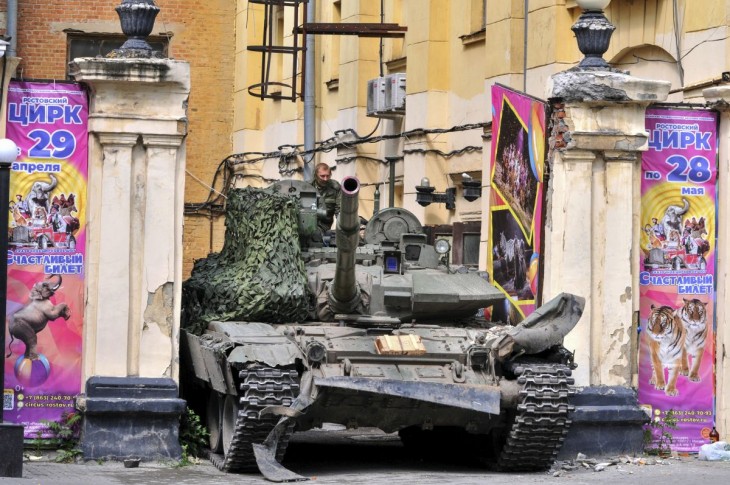 A Wagner Group katonai magáncég katonái lezárnak egy utcát a dél-oroszországi Rosztov belvárosában 2023. június 24-én.  Jevgenyij Prigozsin, a Wagner Group vezetője egy videóban közölte, hogy csapatai elfoglalták a Déli Katonai Körzet parancsnokságának épületét - innen irányítják az ukrajnai katonai hadműveleteket. Fotó: EPA / Arkadi Budnickij 