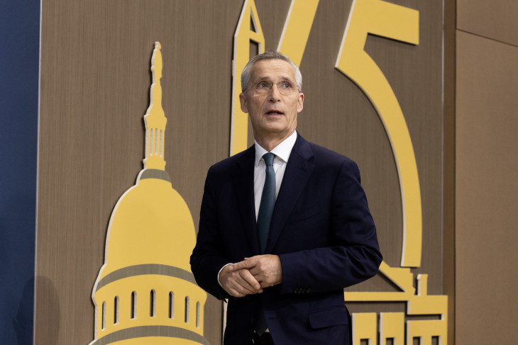 Jens Stoltenberg NATO-főtitkár a katonai szövetség alapításának 75. évfordulója alkalmából tartott háromnapos csúcstalálkozó második napján, 2024. július 10-én a washingtoni Walter E. Washington rendezvényközpontban.