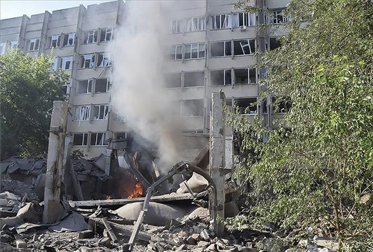 Megrongált épület Mikolajivban 2022. július 17-én, miután orosz rakétatámadás érte a dél-ukrajnai várost. MTI/EPA/Ukrán Állami Katasztrófaelhárító Szolgálat