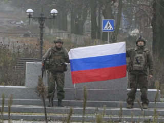 Az orosz védelmi minisztérium videófelvételéről készített képén két orosz katona tartja a nemzeti zászlót a kelet-ukrajnai Pokrovszk (egykori nevén Krasznoarmejszk) belvárosában 2025. december 2-án. Az orosz hadsereg közlése szerint elfoglalták Pokrovszk városát, amely korábban az ukrán hadsereg egyik fontos logisztikai csomópontja volt.