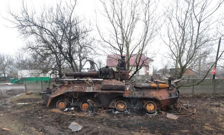 Egy megsemmisült orosz páncélozott harci jármű roncsa a Kijev megyében fekvő és az ukrán hadsereg által visszafoglalt Nova Baszanban. Fotó: MTI/EPA