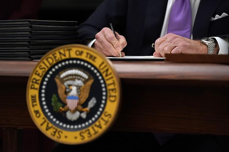 Illusztráció: Joe Biden aláír egy rendeletet a washingtoni Fehér Házban 2021. január 21-én, első teljes elnöki napján. (Fotó: MTI/AP/Alex Brandon)