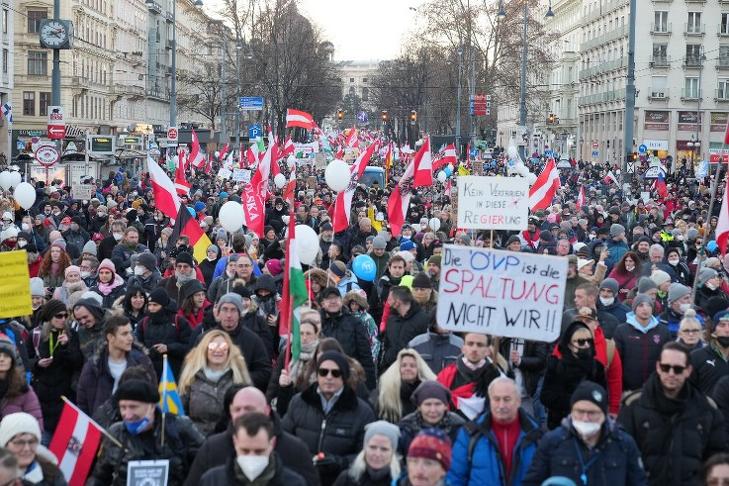 Kötelező Covid elleni oltás ellen tüntetők Bécsben 2022. január 15-én. (Forrás: Facebook/Herbert Kickl)  