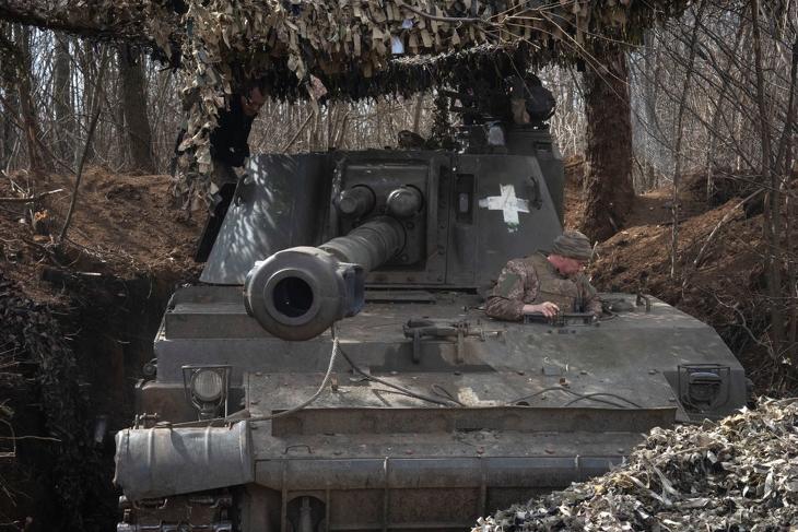 Ukrán katonák 152 milliméteres 2Sz3 Akacija önjáró löveggel készülnek tüzelni az orosz állásokra a kelet-ukrajnai Donyecki területen fekvő Bahmut közelében húzódó fronton 2024. március 25-én