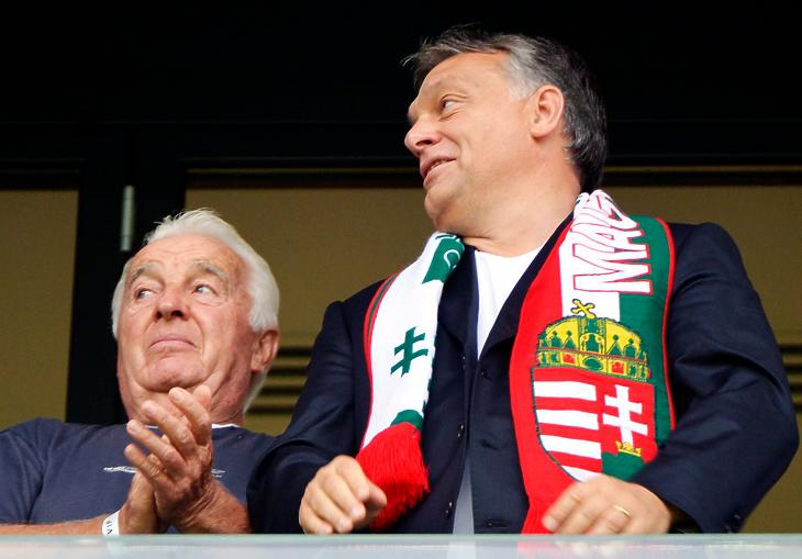 Orbán Viktor és apja, Orbán Győző szurkol. (Képkivágás, eredeti fotó: MTI/Beliczay László)