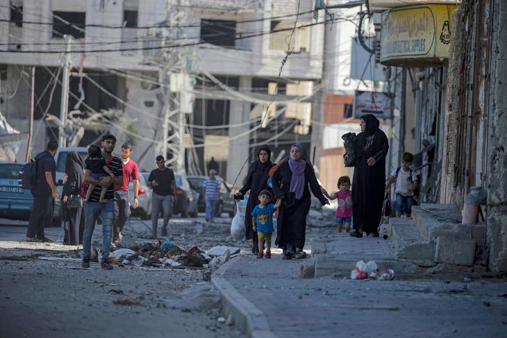 Palesztin családok menekülnek Gázavárosból az izraeli légicsapások elől 2023. október 13-án. Fotó: EPA/MOHAMMED SABER