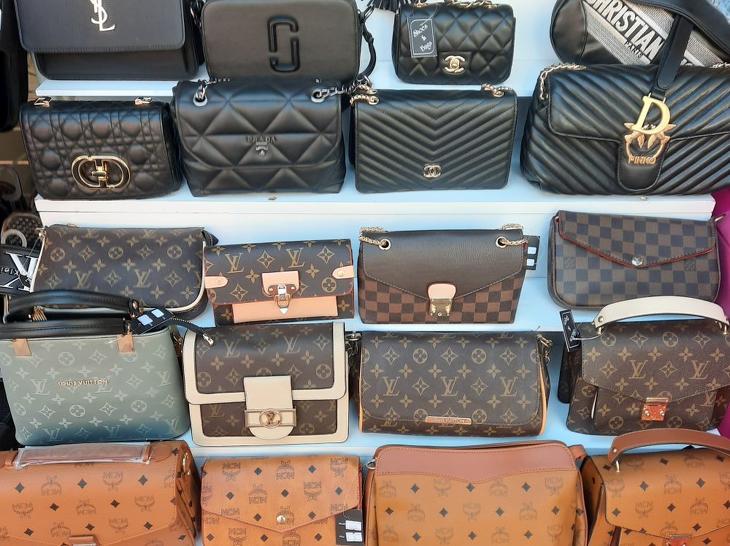 Jól megvannak egymás mellett a Louis Vuitton, a Prada és az Yves Saint-Laurent táskák az alanyai nagy bazárban. (Fotó: Privátbankár/Valkai Nikoletta)