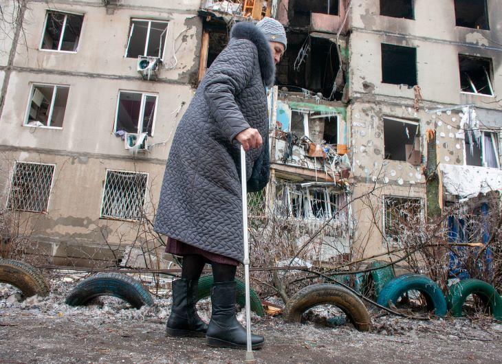 Idős asszony igyekszik egy búvóhelyre Harkivban az orosz támadás után. Fotó: depositphotos