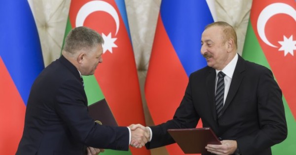 A szlovák kormányfő Robert Fico és Ilham Alijev azerbajdzsáni elnök baráti kézfogása Bakuban 