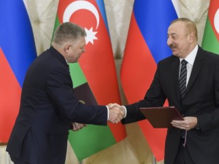 A szlovák kormányfő Robert Fico és Ilham Alijev azerbajdzsáni elnök baráti kézfogása Bakuban 