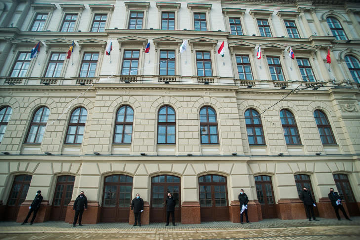 Zászlók a Nemzetközi Beruházási Bank (NBB) új budapesti székházán, a Lánchíd palotán az átadó napján, 2021. február 19-én. Hamarosan a szerb lobogó is kikerül. (Fotó: MTI / Balogh Zoltán)