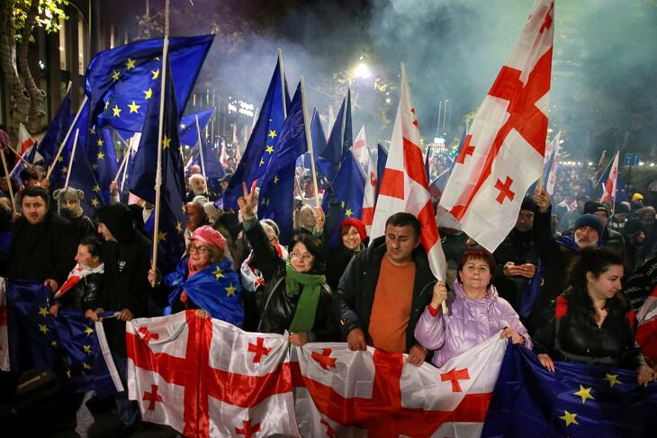 A tavaly októberi grúziai választások eredménye miatt tüntetnek a parlament épületénél Tbilisziben 2024. november 17-én