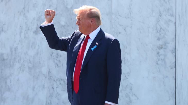 Donald Trump volt amerikai elnök, republikánus elnökjelölt az Egyesült Államok elleni 2001. szeptember 11-i repülőgépes terrortámadások huszonharmadik évfordulója alkalmából rendezett megemlékezésen a Pennsylvania állambeli Shanksville-ben 2024. szeptember 11-én.