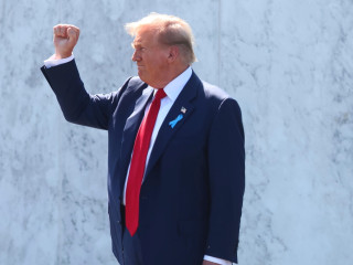 Donald Trump volt amerikai elnök, republikánus elnökjelölt az Egyesült Államok elleni 2001. szeptember 11-i repülőgépes terrortámadások huszonharmadik évfordulója alkalmából rendezett megemlékezésen a Pennsylvania állambeli Shanksville-ben 2024. szeptember 11-én.