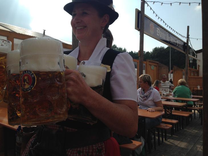 La habilidad de las mujeres alemanas para manejar platos y jarras no es superada por la mano de obra local en ningún país.  Foto: Banquero privado/Károly Csabai
