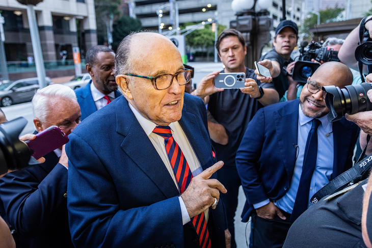  Rudy Giuliani 150 ezer dolláros óvadék ellenében szabadon távozhatott. Fotó: MTI/EPA/Dustin Chambers