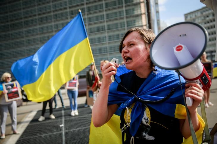 Messze van az EU. Ukrajna párti tüntetők Brüsszelben, az uniós negyedben 2022. május 16-án. Fotó: EPA/STEPHANIE LECOCQ