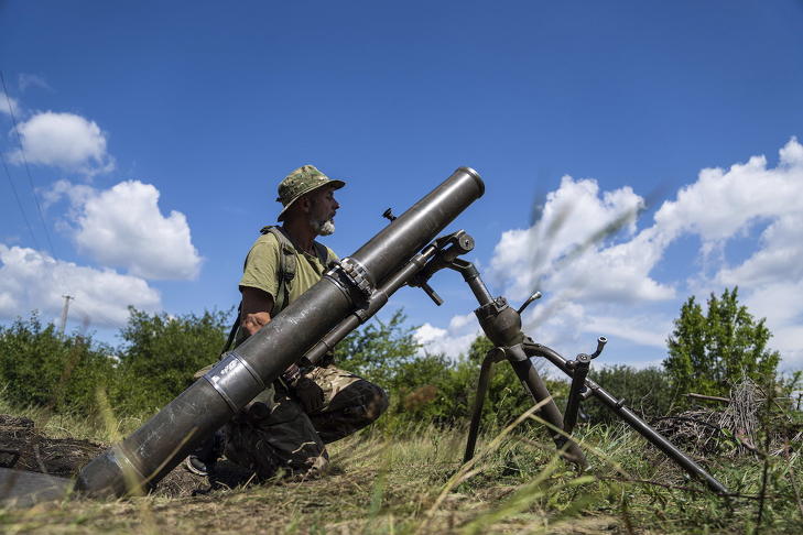 Ukrán katona aknavető mellett, egy Harkiv térségében húzódó frontszakaszon. Fotó: MTI/AP/Jevhen Maloletka