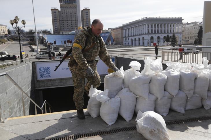 Homokzsákokból építenek védővonalat Kijev belvárosában. Fotó: MTI/EPA/Zurab Kurcikidze
